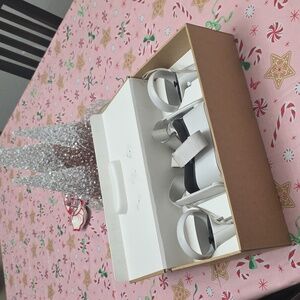 Oculus White VIRTUAL REALITY (VR) Headset with Controllers.